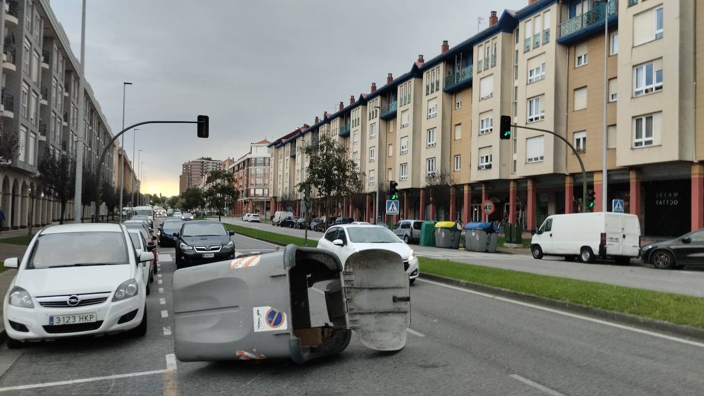 Un contenedor obstaculiza el tráfico en la calle Los Ciruelos, en El Alisal