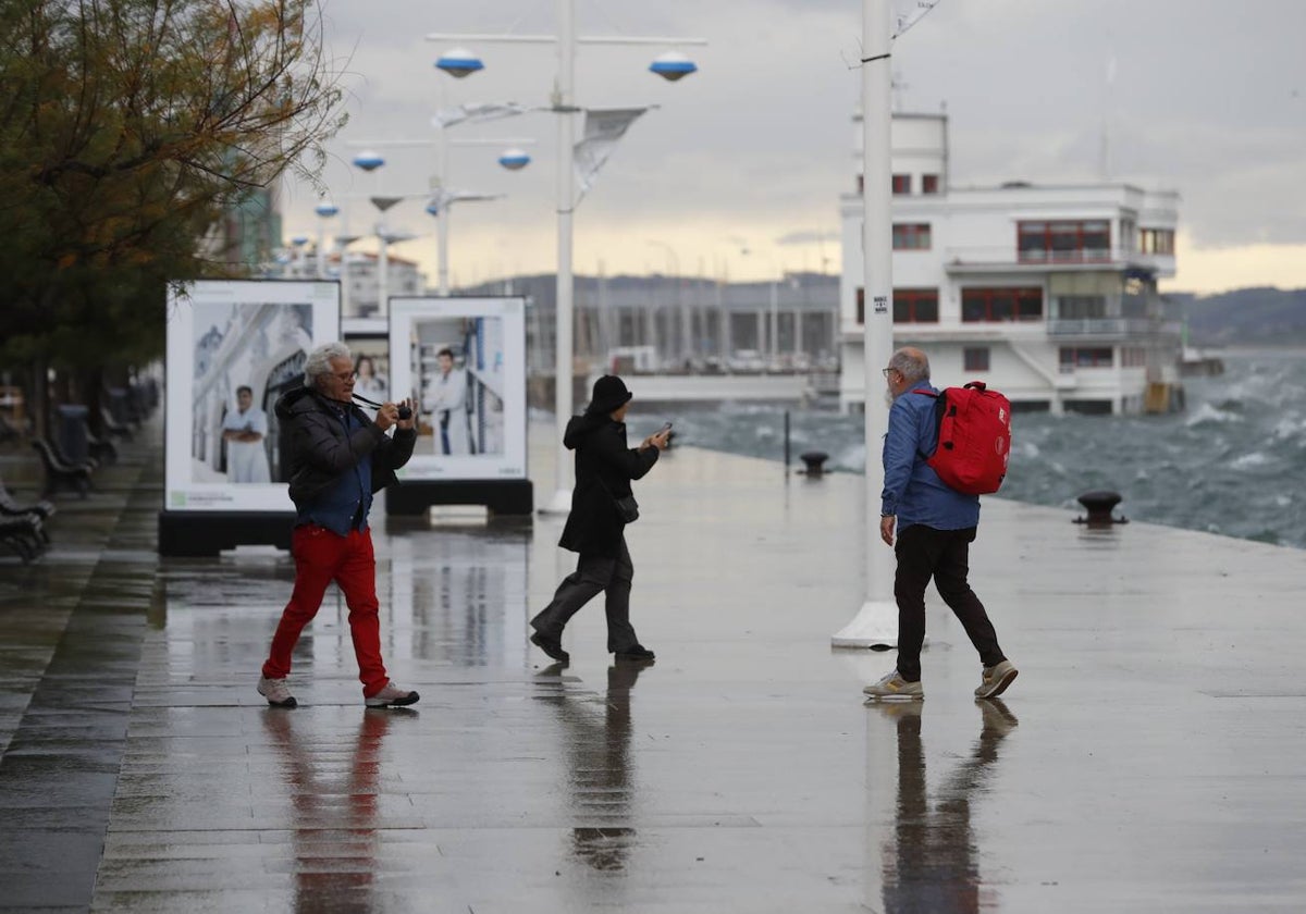 Varias personas sacan una instantánea de la bahía de Santander