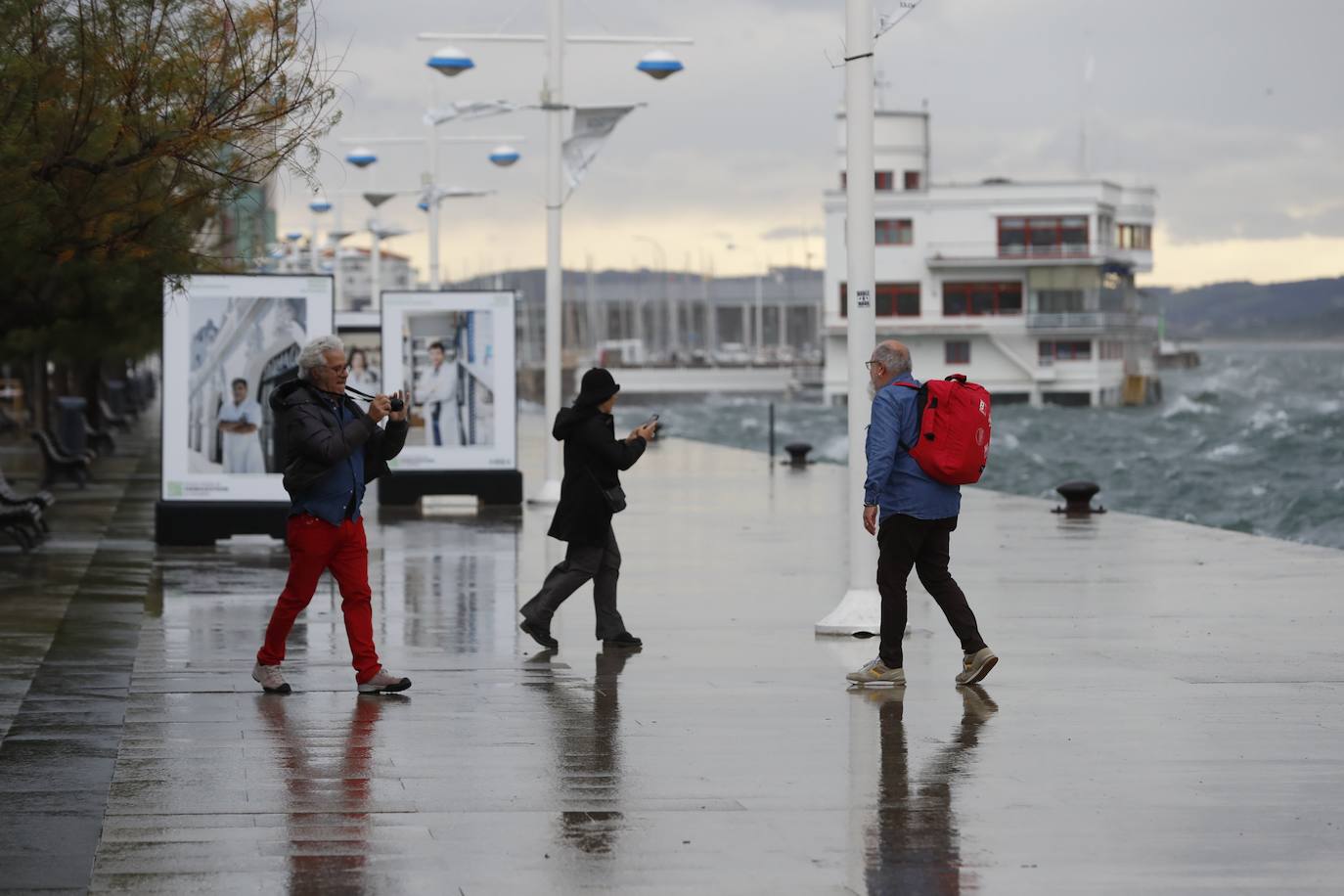 El viento no frena las ganas de inmortalizar el paso de 'Kirk' por la bahía de Santander