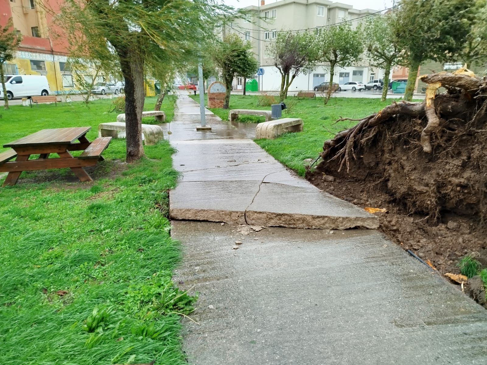 Destrozos en un parque de Matamorosa (Campoo de Enmedio)