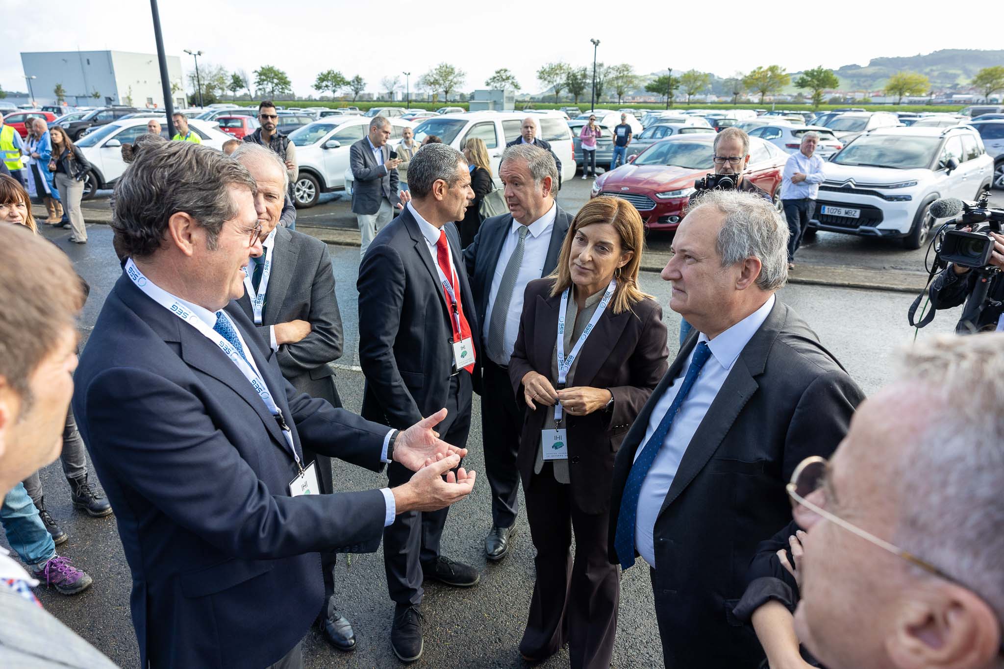 Garamendi conversa con Buruaga y Herau a su llegada a la fábrica.
