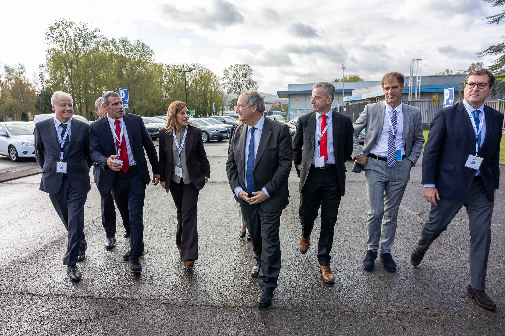 El ministro de Industria, Jordi Hereu, accede a la fábrica acompañado por otras autoridades.