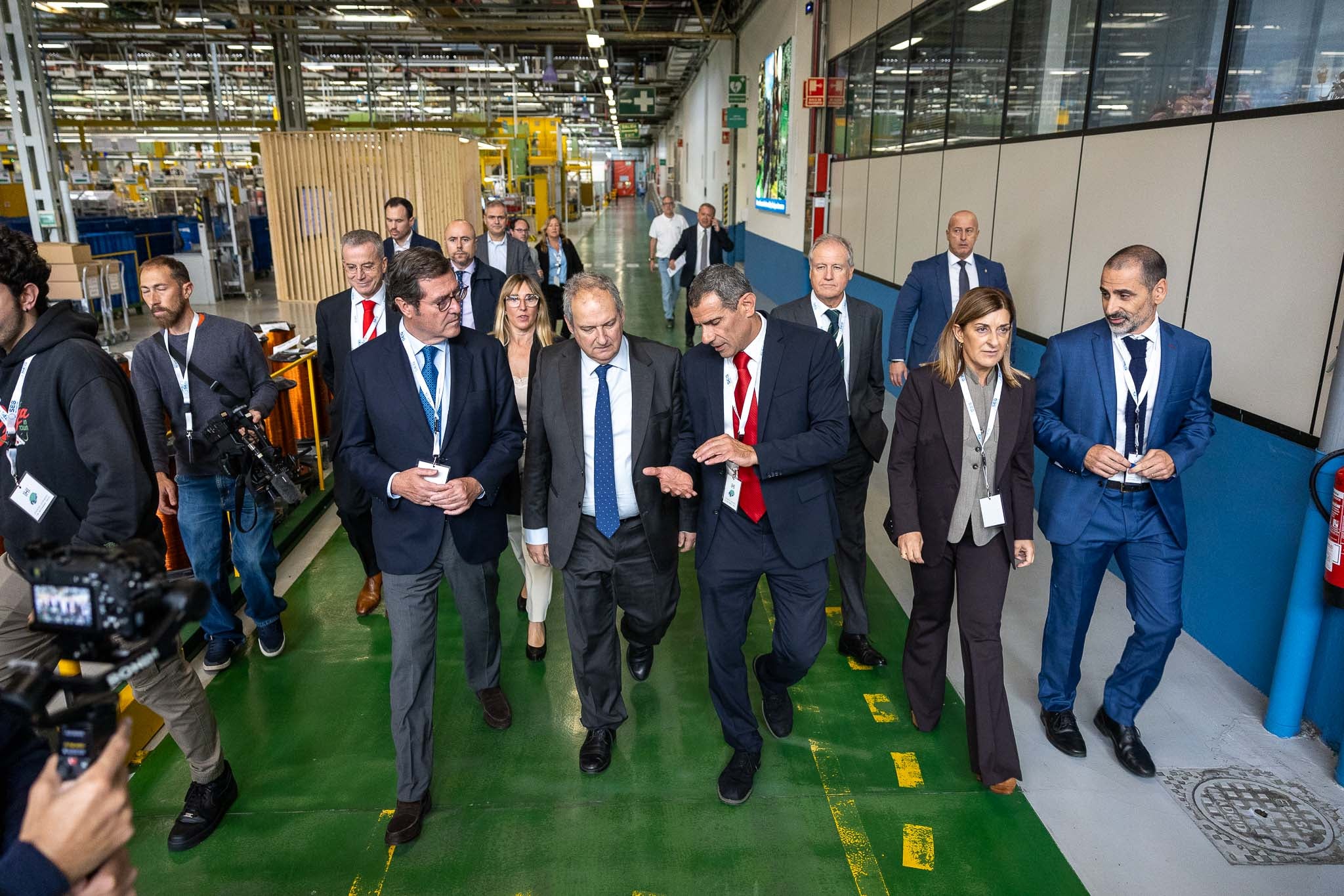 Garamendi, Hereu, Calvo, Arasti, Buruaga y Pablo Ara se dirigen a la nueva planta.
