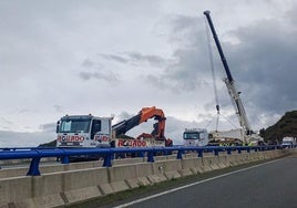 Trabajos de extracción del camión accidentado en la A-67.