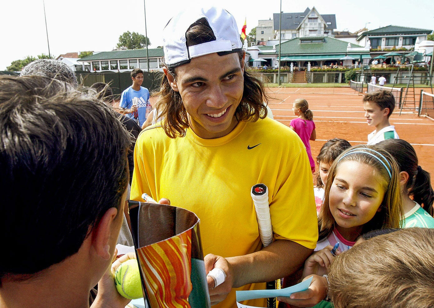 El tenista Rafael Nadal firma autógrafos durante el entrenamiento del equipo español justo antes de la semifinal de la Copa Davis celebrada en Santander en 2006.