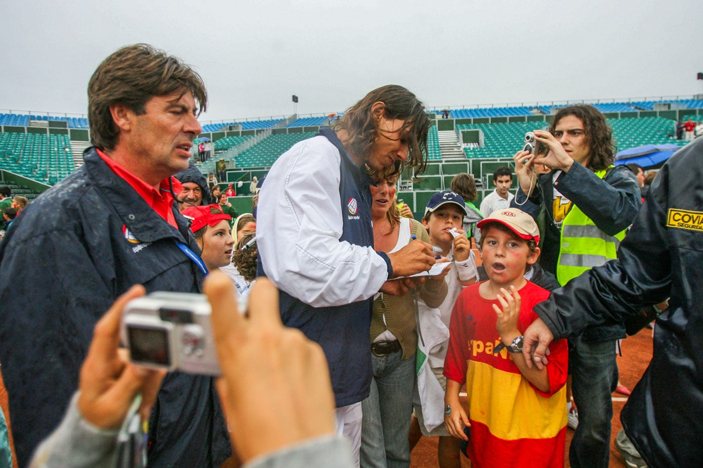 Rafael Nadal fimra autógrafos a un grupo de niños, acompañado por su tío en La Magdalena.