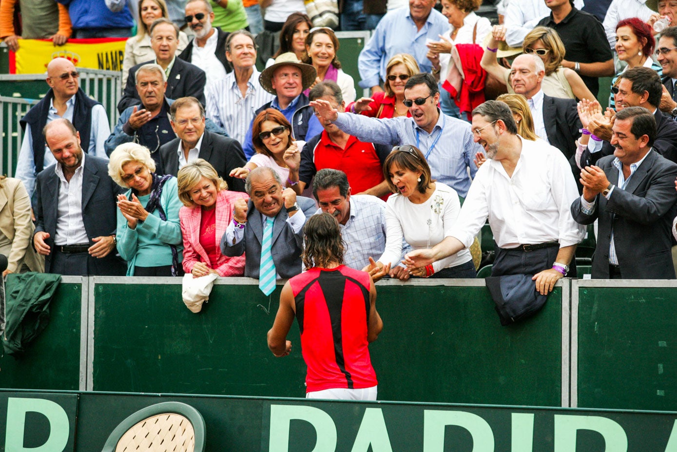 Rafael Nadal, tras ganar a Volandri, saluda a las autoridades, presidente de la Federación de Tenis; Miguel Angel Revilla, Gonzalo Piñeiro, Agustín Ibáñez.
