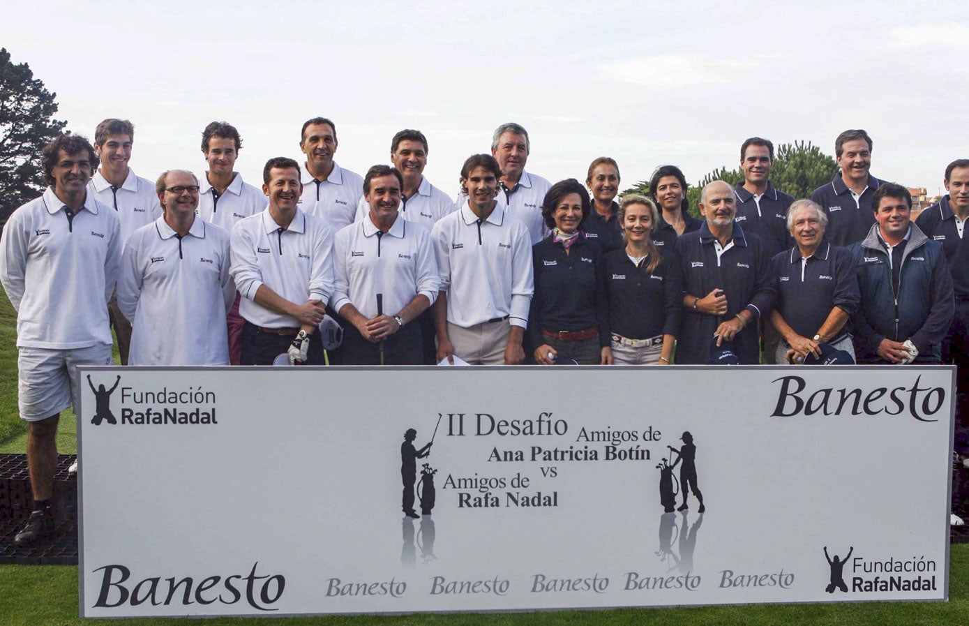 Imagen de los dos equipos capitaneados por Rafa Nadal y Ana Patricia Botín durante el Desafío de Amigos celebrado en Pedreña en 2009. 