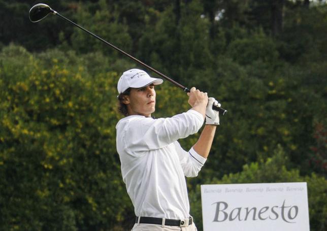 Nadal durante el partido de golf con la por aquel entonces presidenta del Banesto, Ana Patricia Botín, en el campo de Pedreña, en 2009.