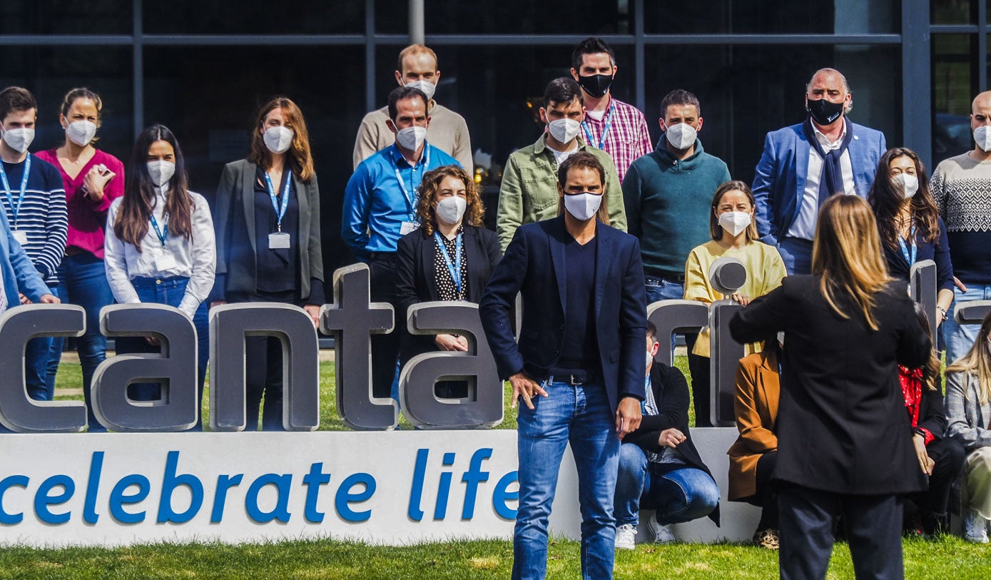 El tenista Rafael Nadal durante su visita a las instalaciones que la farmacéutica Cantabria Labs tiene en La Concha de Villaescusa, en 2021.