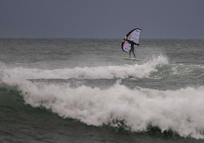 Un kitesurfista desafió al mar en la playa de La Concha.