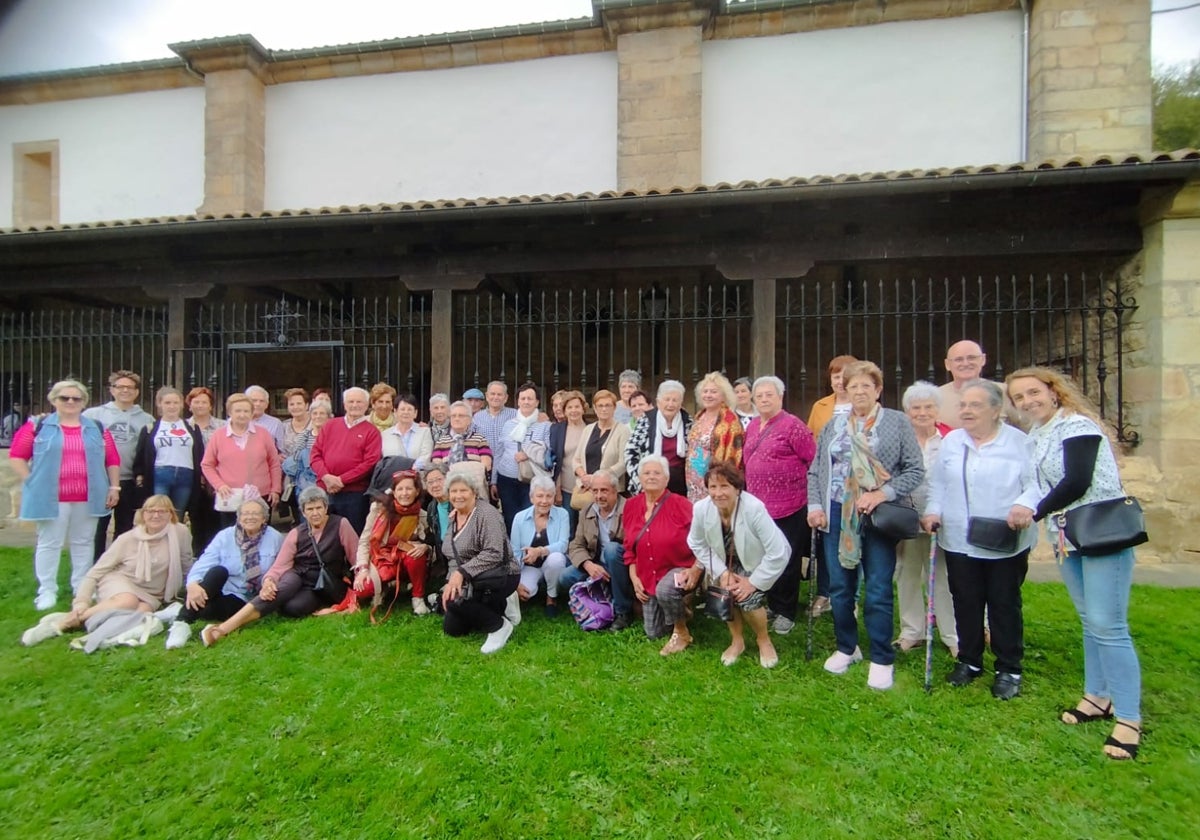 Los mayores de Bareyo visitaron las villas pasiegas.