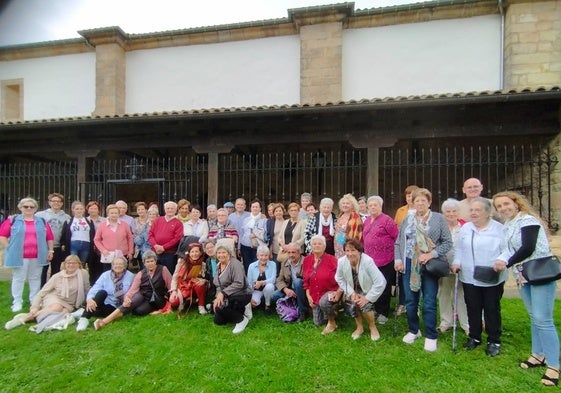 Los mayores de Bareyo visitaron las villas pasiegas.