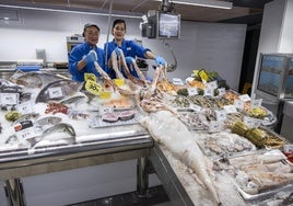 Ejemplar inusual. La pescadería del BM, en la calle Rubén Darío, exhibió ayer este ejemplar de calamar.