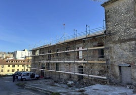 Los andamios rodean el edificio de Las Clarisas, donde avanzan los trabajos de rehabilitación.