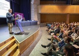 El presidente de la Sociedad Española de Psiquiatría y Salud Mental, Manuel Martín, pronunció conferencia inaugural