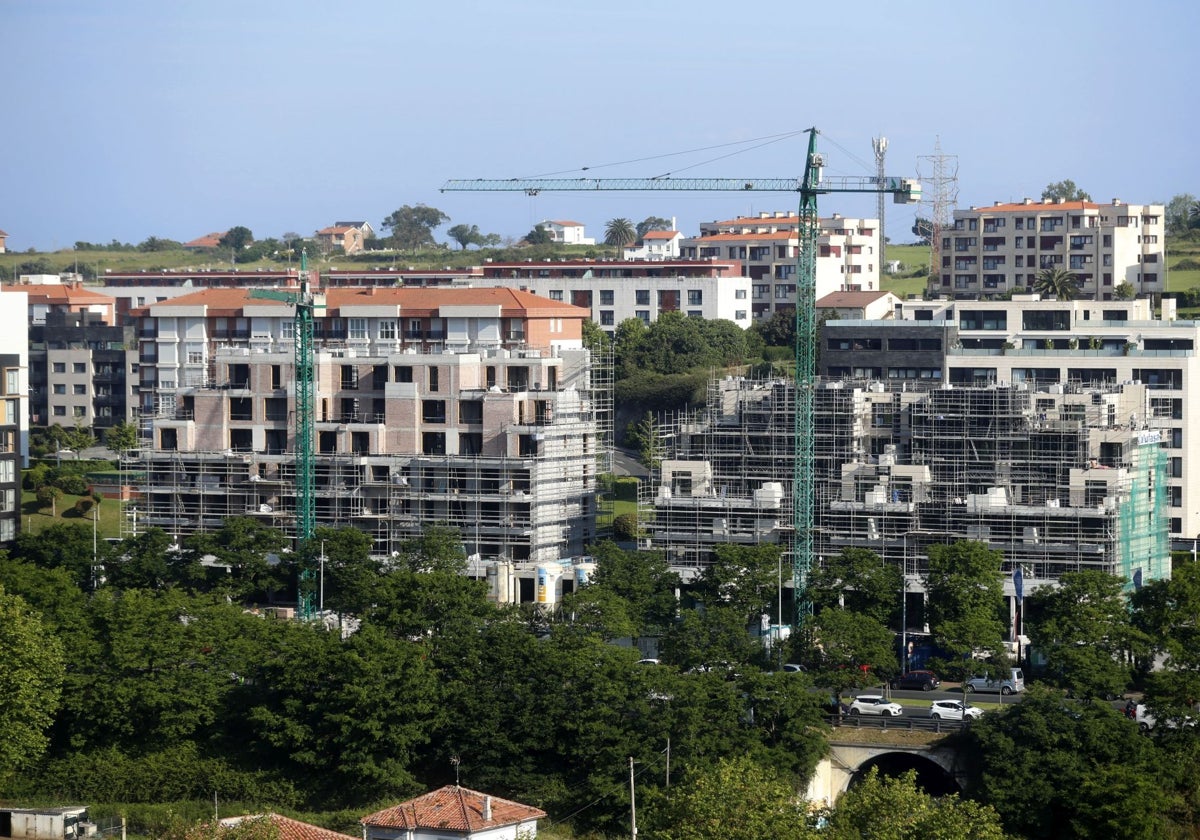 Viviendas en construcción en la S-20.