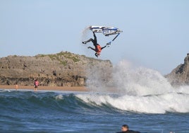 Piloto realizando la prueba en la playa de Ris en una edición pasada.