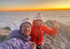 Los hermanos Iker y Eneko se fotografían tras alcanzar la cima.