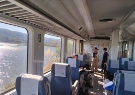 Una veintena de pasajeros, atrapados más de dos horas en un tren a la altura de la ría en Treto