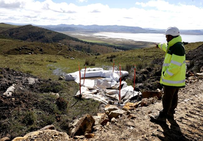 Una de las balsas que sirven para limpiar el agua enturbiada.