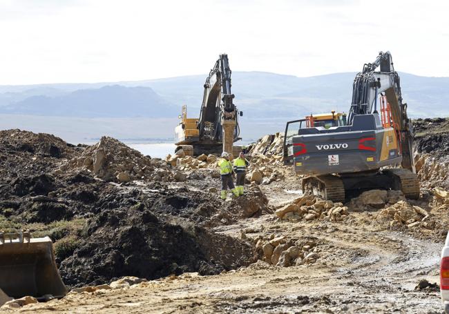 Dos palas crean nuevos caminos o ensanchan las pistas.