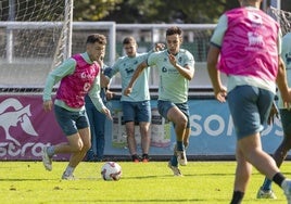 Íñigo Vicente avanza con el balón mientras Aitor Crespo trata de arrebatárselo durante un entrenamiento enLa Albericia.