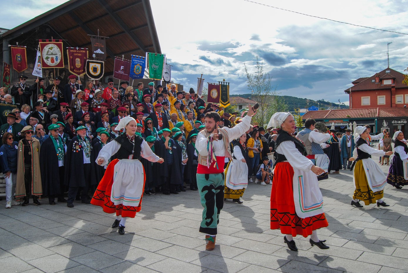 Los bailes tradicionales de Cantabria han puesto la nota animada a la jornada festiva.