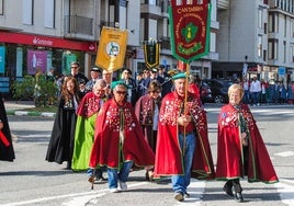 Desfile de cofradías por las calles de la villa nojeña