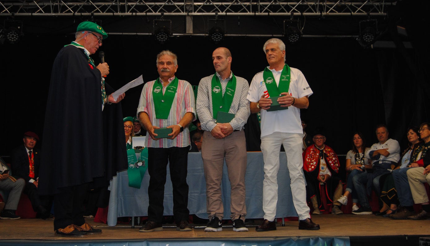 El presidente de la Cofradía de la Nécora, Miguel Fernández, toma juramente a los nuevo cofrades de mérito : Juan Carlos Romo, José Ruiz y Pepe Herbella, en representación de su hijo, Mario. 