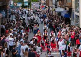 'La pasá' de la tarde por las calles de Cabezón de la Sal fue, un año más, todo un espectáculo.