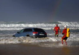 La pareja que dejó su coche flotando en la playa de Oyambre pagó una sanción de 350 euros