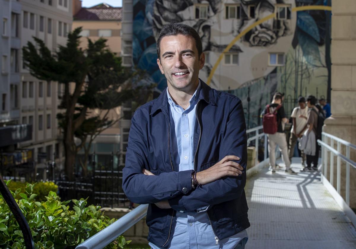 Pedro Casares, frente al Instituto Santa Clara de Santander.