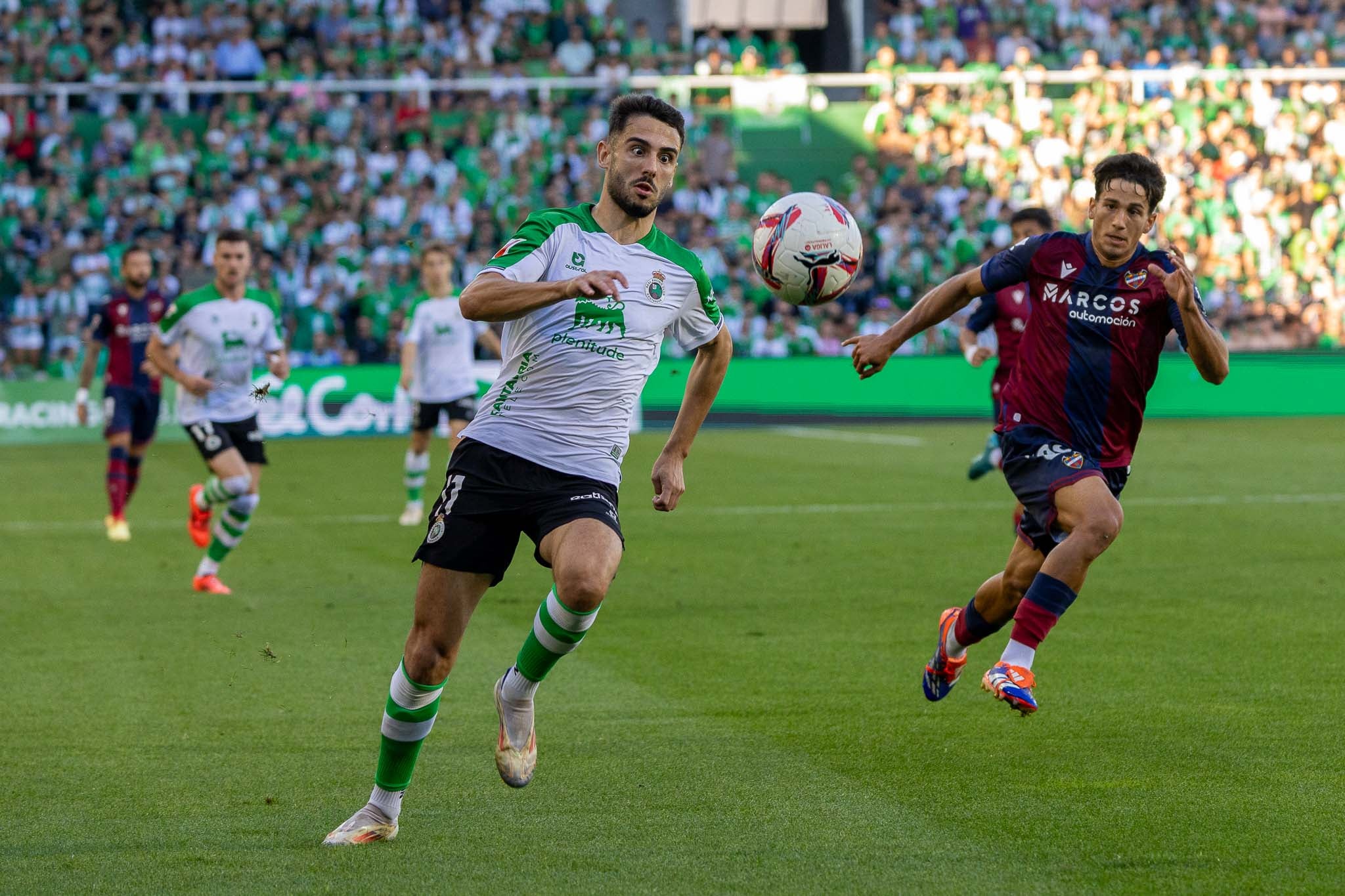 Andrés Martín recibe la pelota y se prepara para armar una contra.