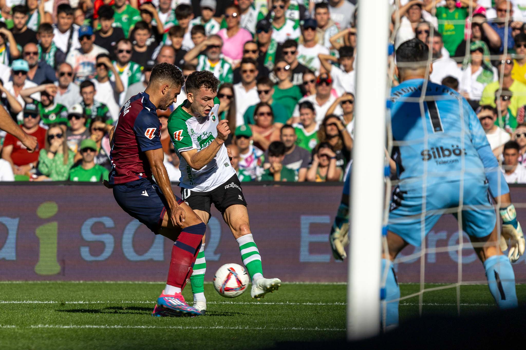 Íñigo Vicente, en una incursión en el área del Levante. 