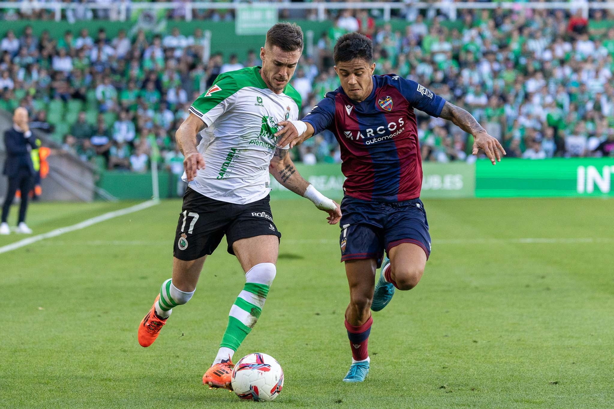 El francés Clément Michelin avanza con la pelota mientras un rival del Levante trata de cortar su progresión. 