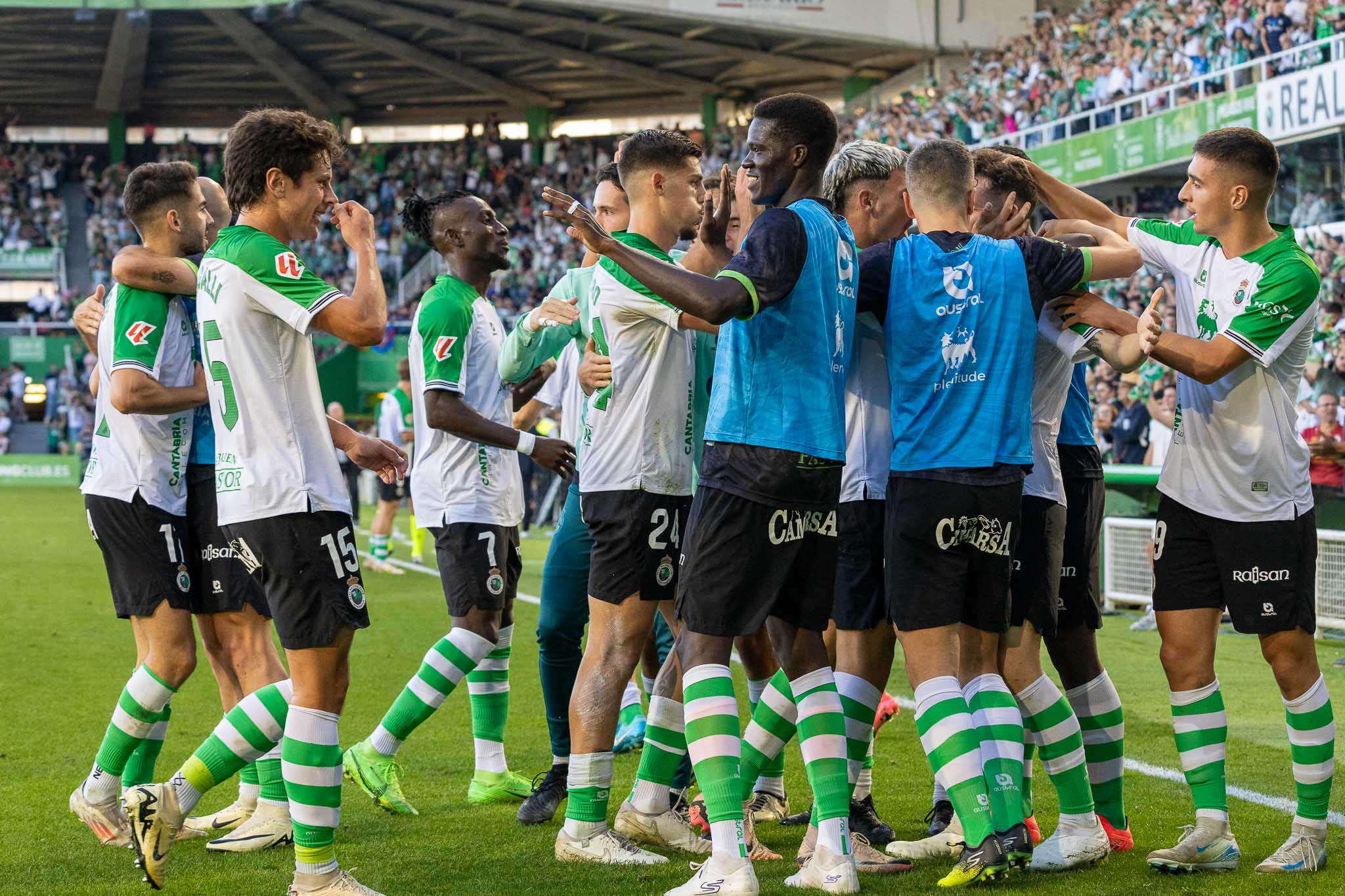 Los jugadores del Racing celebran el gol de Íñigo Vicente.