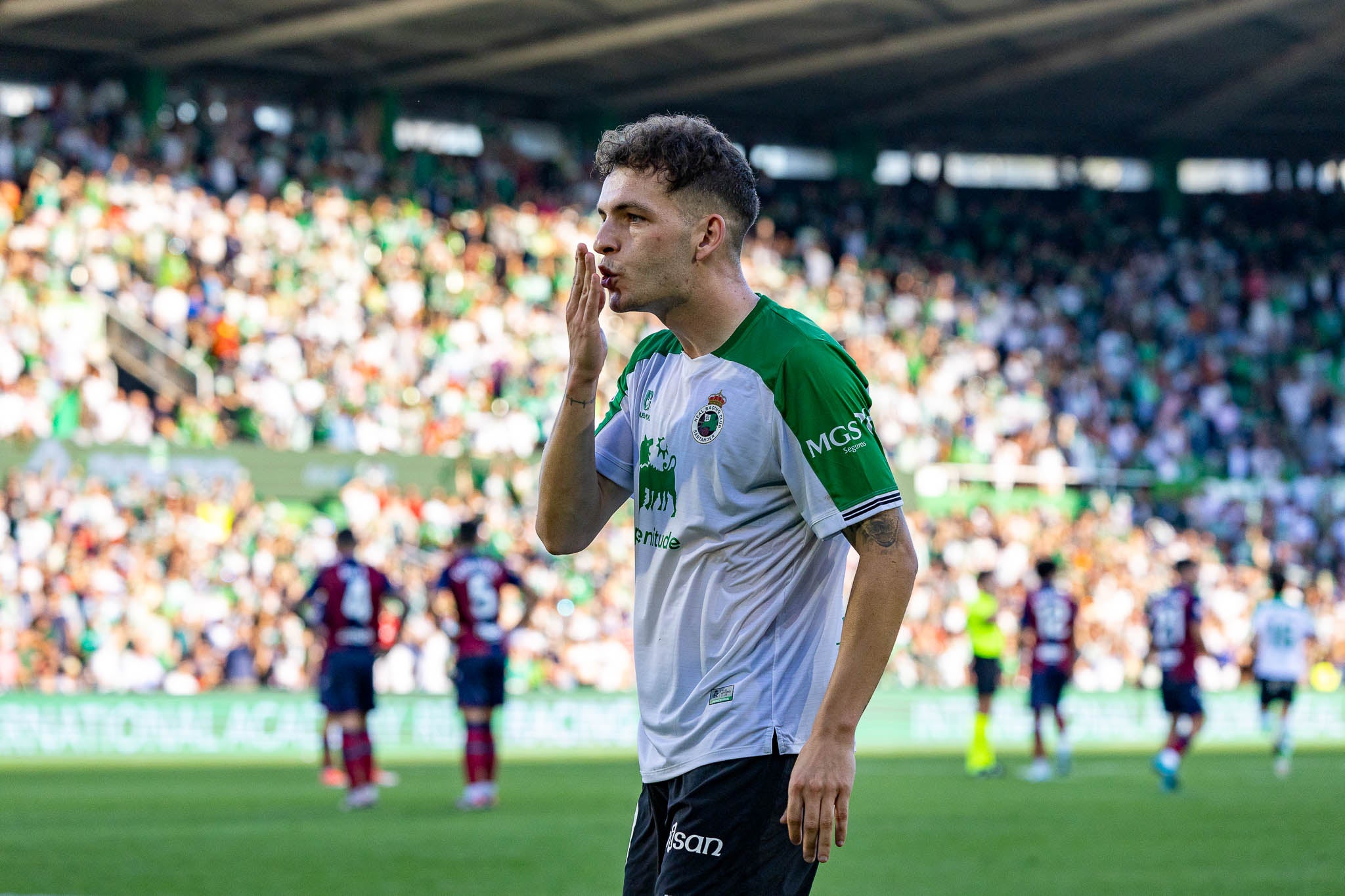 Íñigo Vicente lanza un beso en la celebración de su gol. 