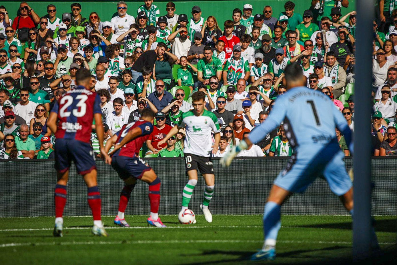 Íñigo Vicente controla la pelota en el área del Levante ante tres rivales del equipo granota. 