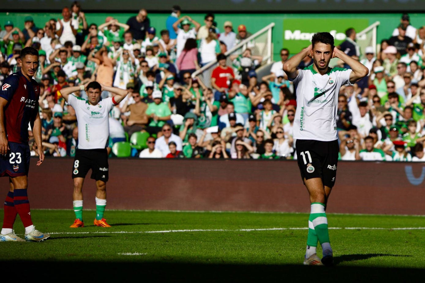 Andrés Martín y Aldasoro, en segundo plano, lamentan un ocasión de gol perdida.