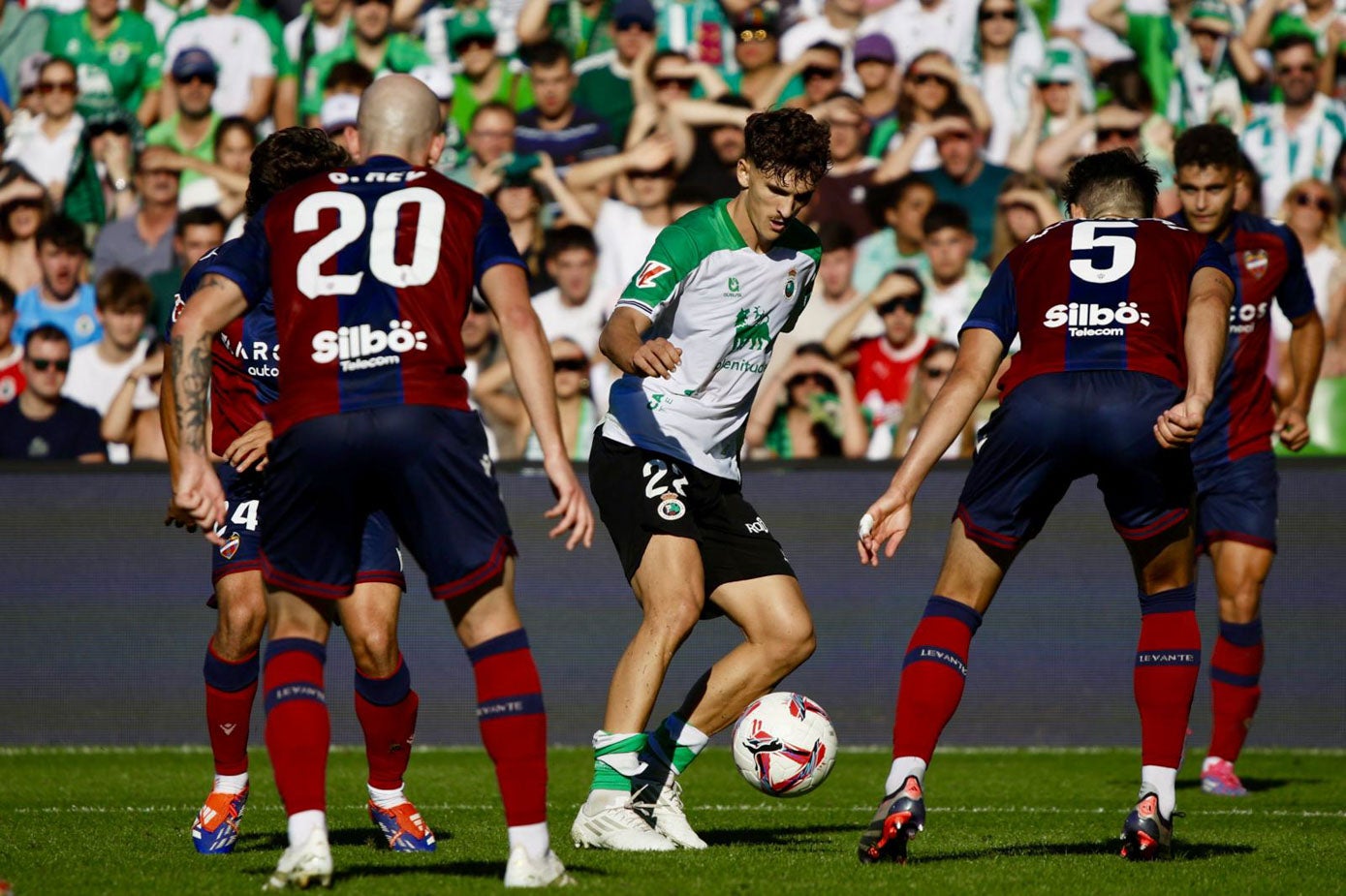 Pablo Rodríguez, rodeado de jugadores del Levante en los Campos de Sport. 