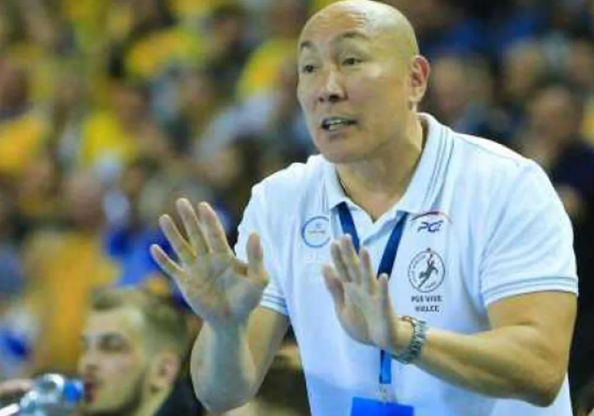 El entrenador Talant Djushebaev, durante un partido