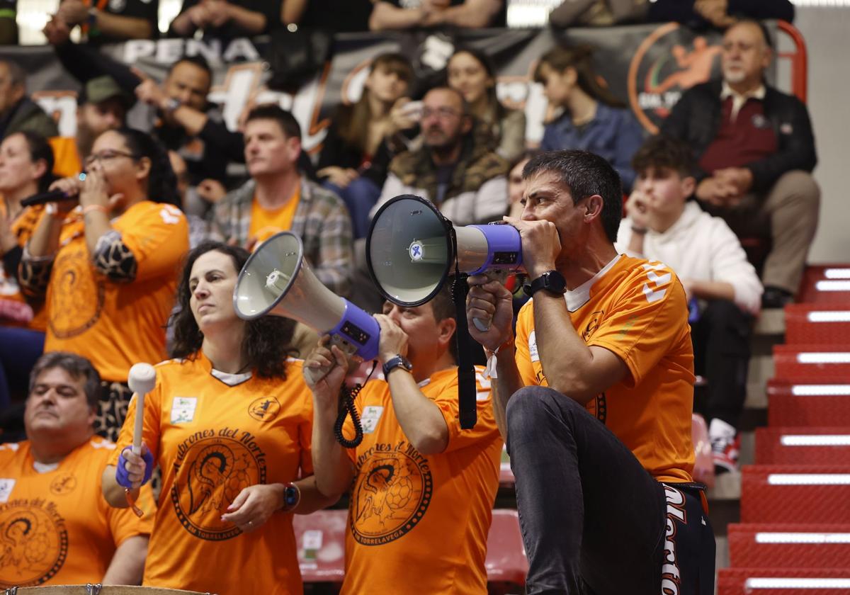 El naranja dará color a las gradas del pabellón de Torrelavega.