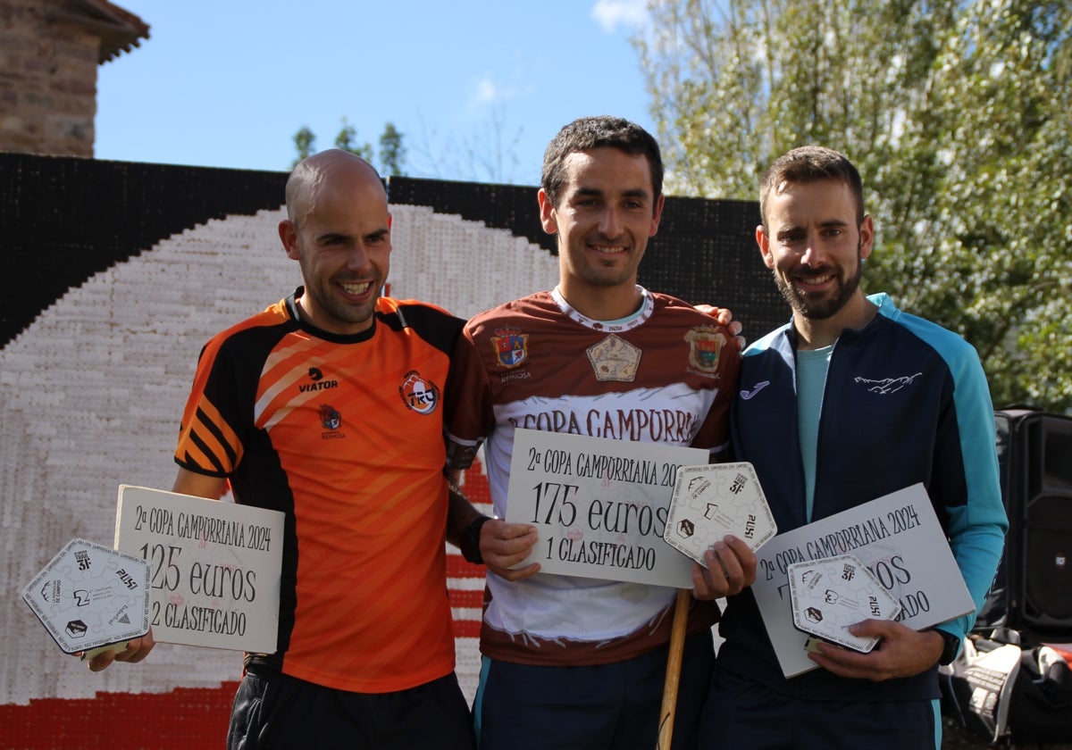 El ganador de la Copa Campurriana, Raúl Díaz, en el centro del podio junto a Juan Ruiz y David Fernández, segundo y tercer clasificados.