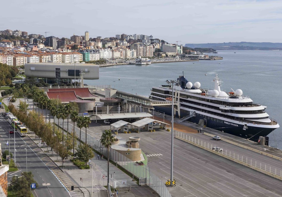 El crucero de lujo World Voyager hace escala en Santander