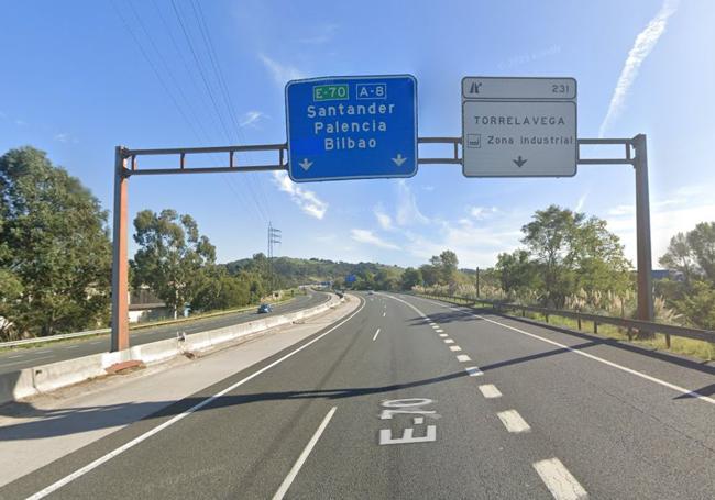 Desvío hacia la zona industrial de Sniace que deberán tomar los conductores de la A-8 que vengan de Oviedo.