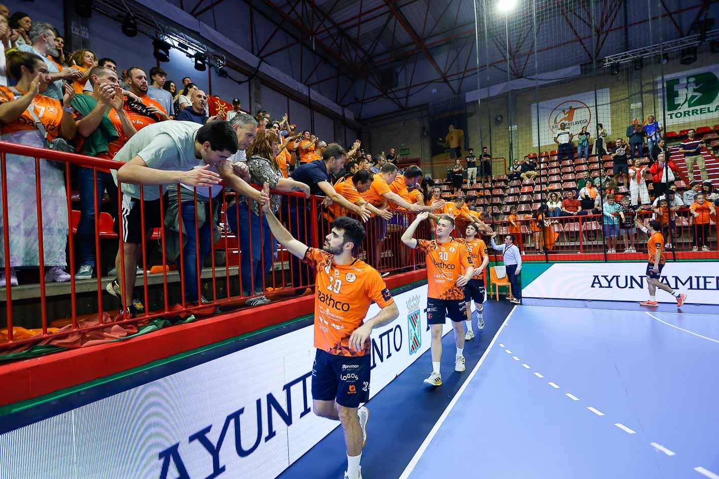 La plantilla naranja saluda a los aficionados que presenciaron el choque ante los croatas.