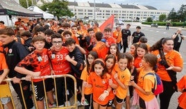 Varios jóvenes aficionados del club naranja, en los aledaños del pabellón