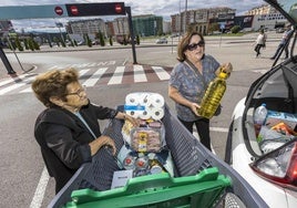 Dos mujeres hacen la compra en un supermercado de Cantabria.