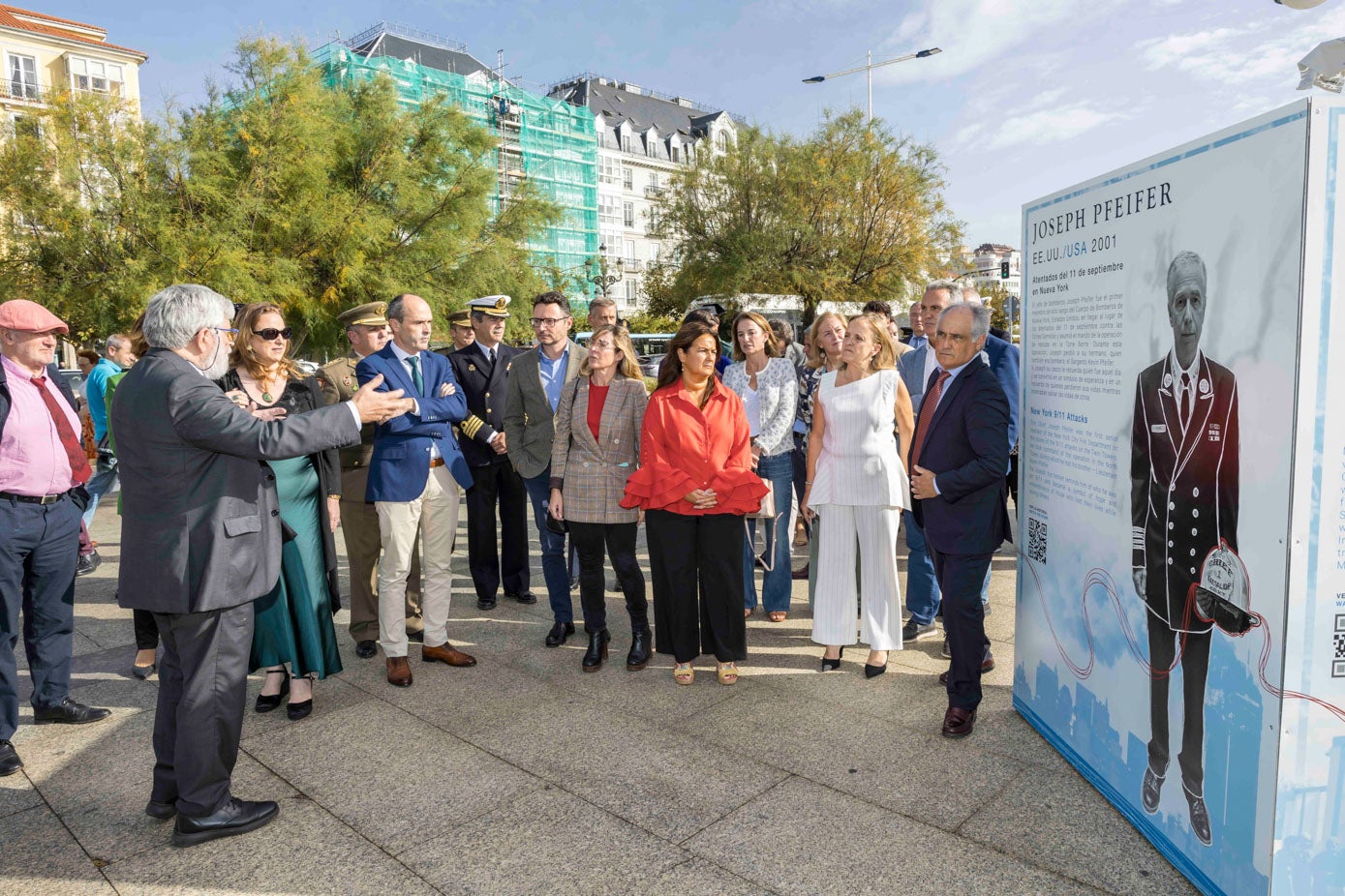 La exposición ha sido inaugurada por la presidenta de la Asociación Cántabra de Víctimas del Terrorismo, Silvia Gómez Ríos; el director del Centro Memorial Víctimas del Terrorismo, Florencio Domínguez; y la directora gerente de la Fundación Víctimas del Terrorismo, Isabel Moya; y la consejera de Presidencia, Justicia, Seguridad y Simplificación Administrativa, Isabel Urrutia